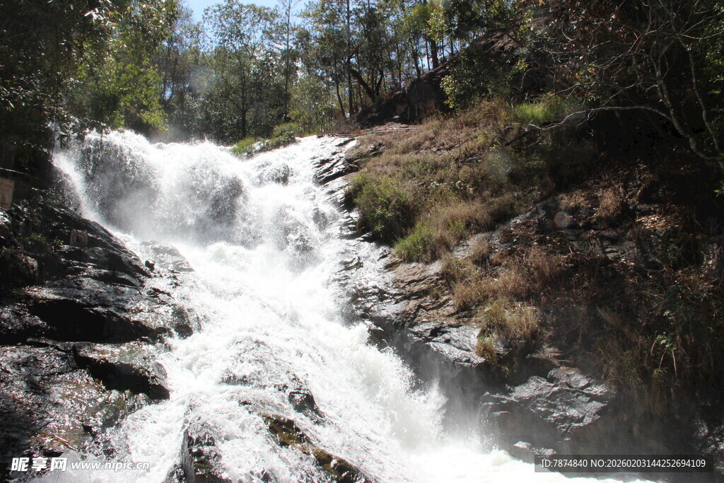 越南山间瀑布美景