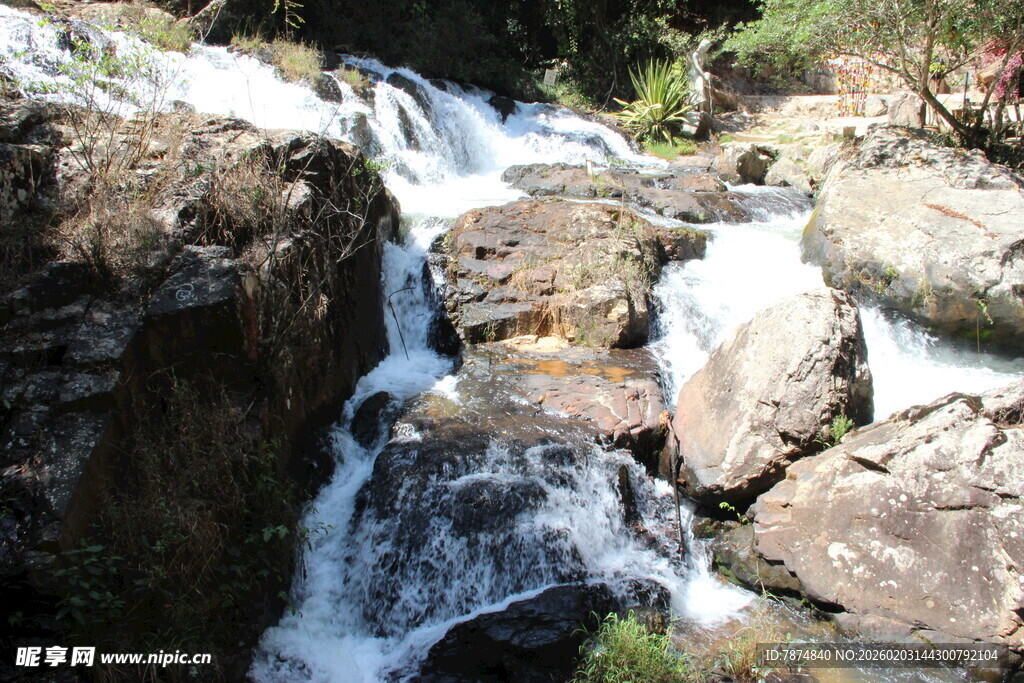 越南山间溪流瀑布景观