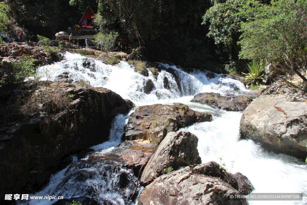 越南山间溪流瀑布景观