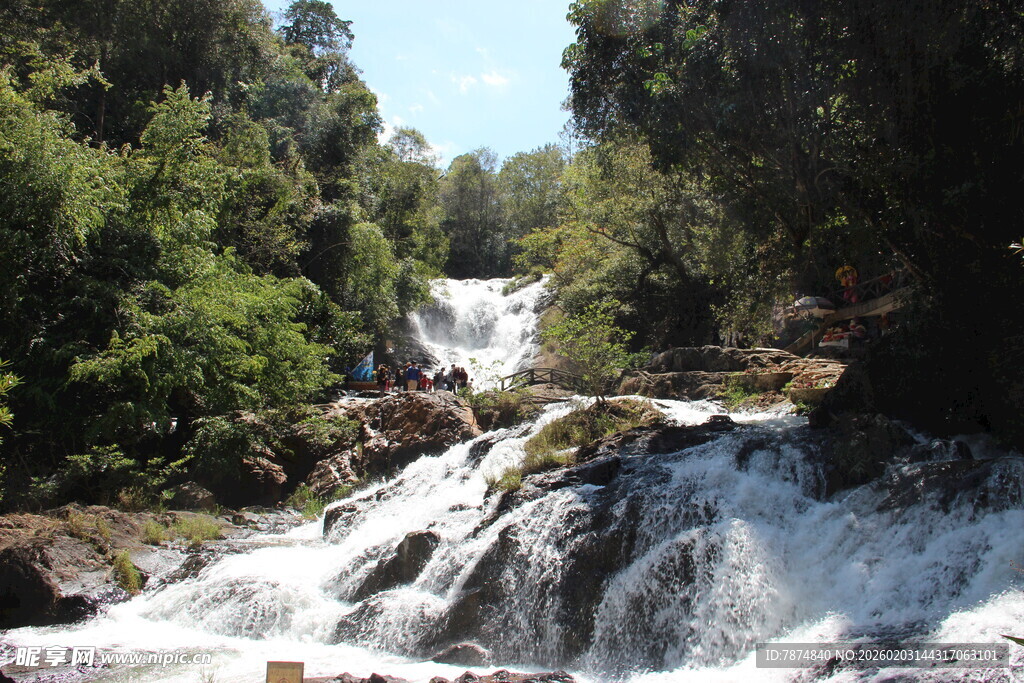 越南山间瀑布溪流自然美景