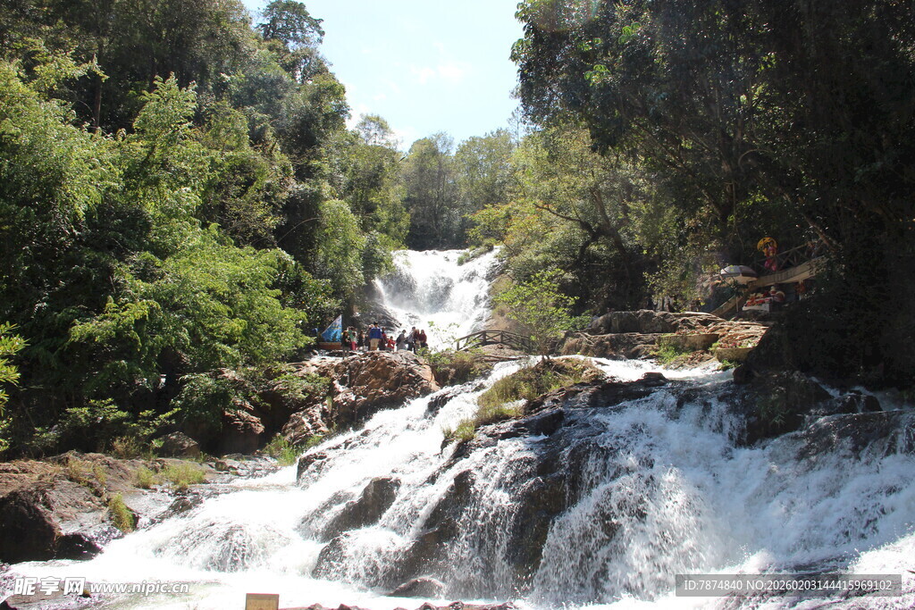 越南山间湍急瀑布 绿意环绕
