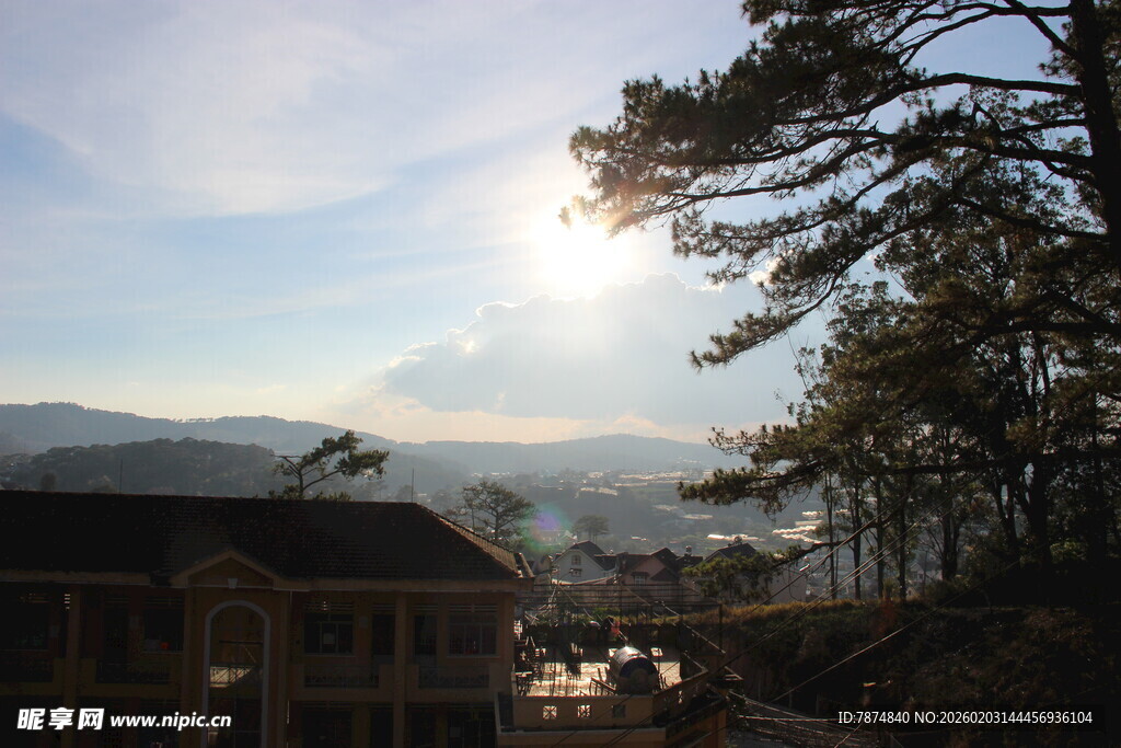 越南山间晨光中的建筑与树木