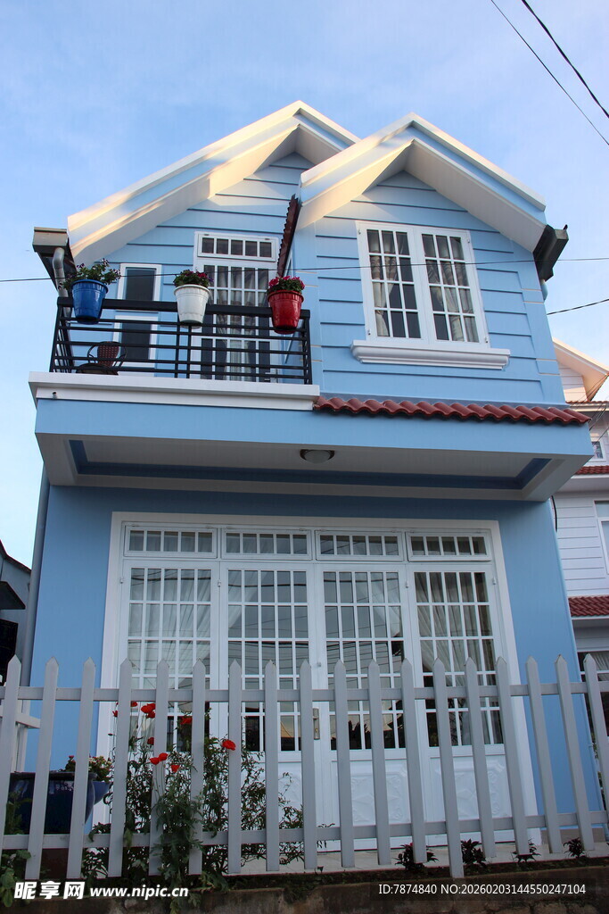 越南蓝色两层小洋楼外观