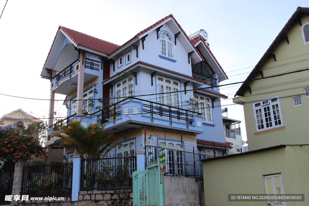 越南复古风格多层住宅建筑