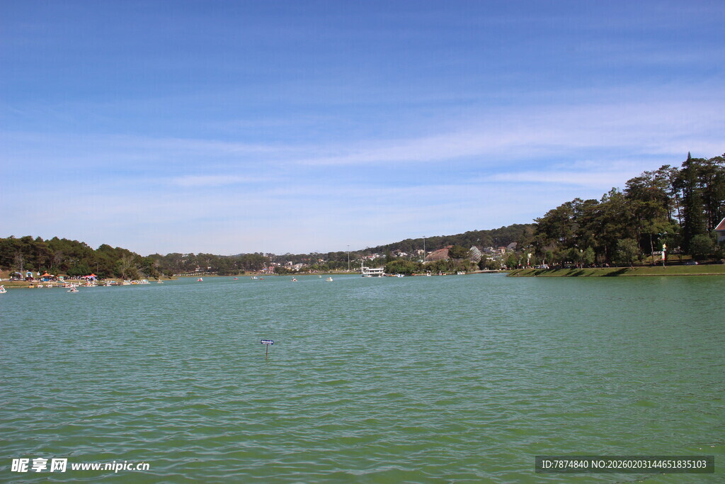 越南宁静湖畔风光