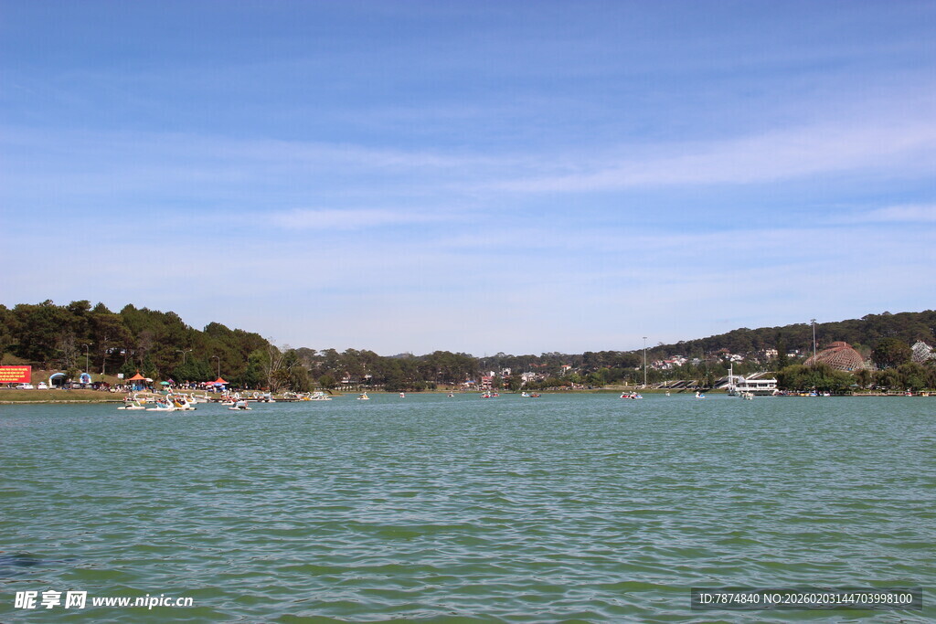 越南湖畔风光 碧波蓝天绿树
