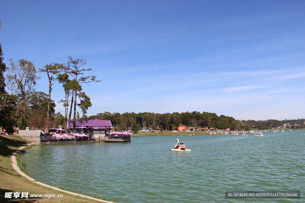 越南湖畔风光 水上嬉戏场景