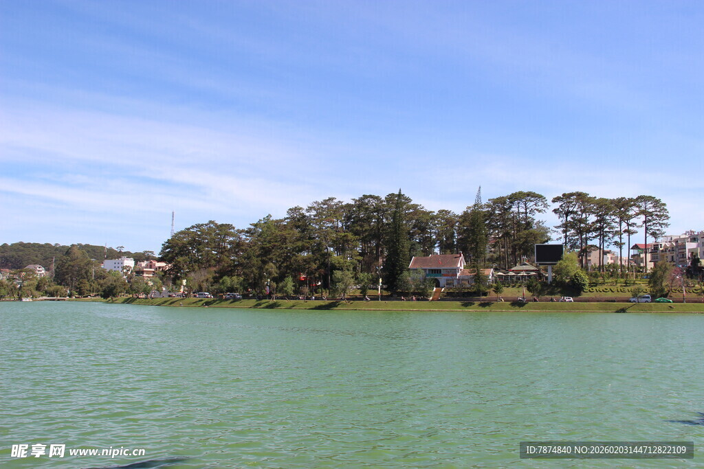 越南湖畔绿树蓝天自然美景