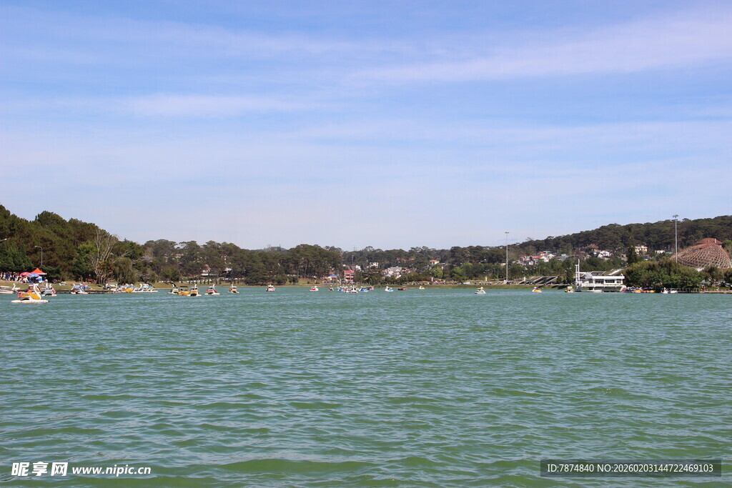 越南碧波湖畔的美丽风光