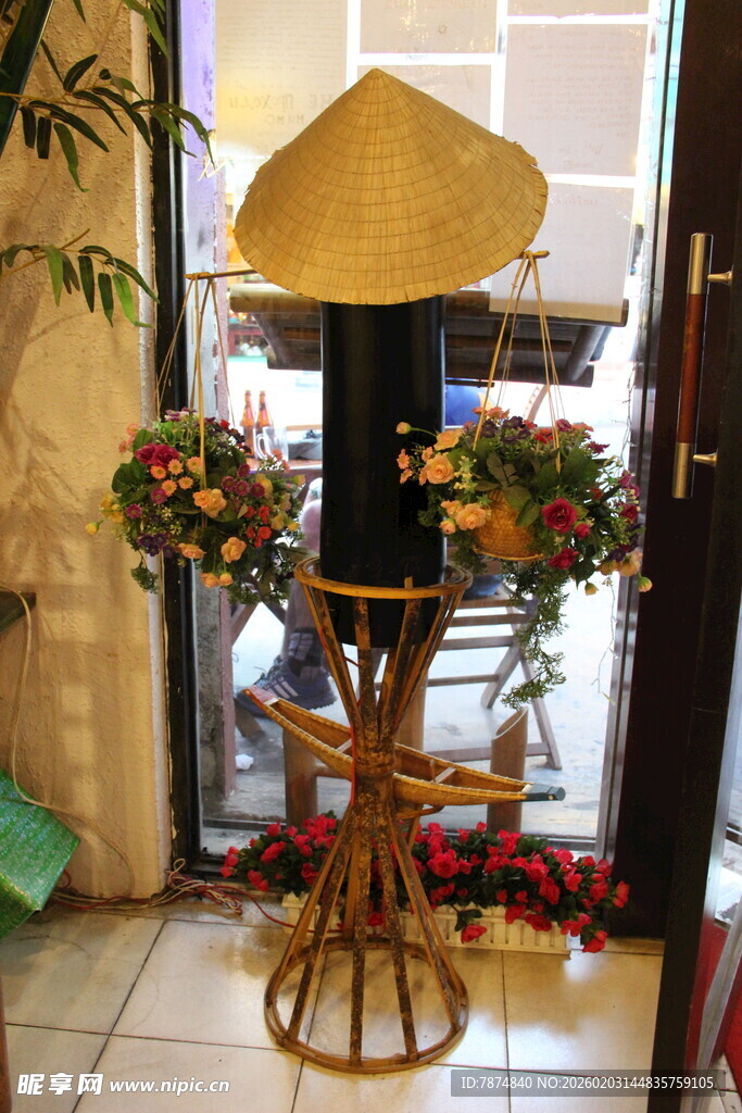 越南竹制花架上的精美盆栽