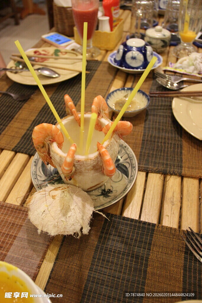 越南精致海鲜摆盘的餐桌美食