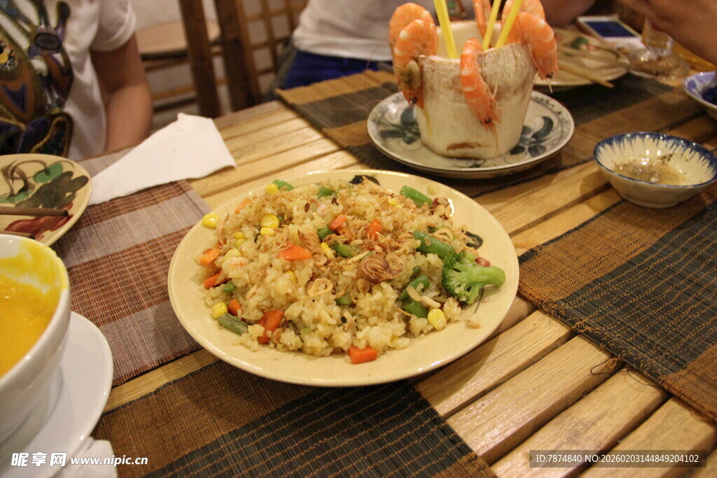 美味海鲜炒饭等佳肴上桌