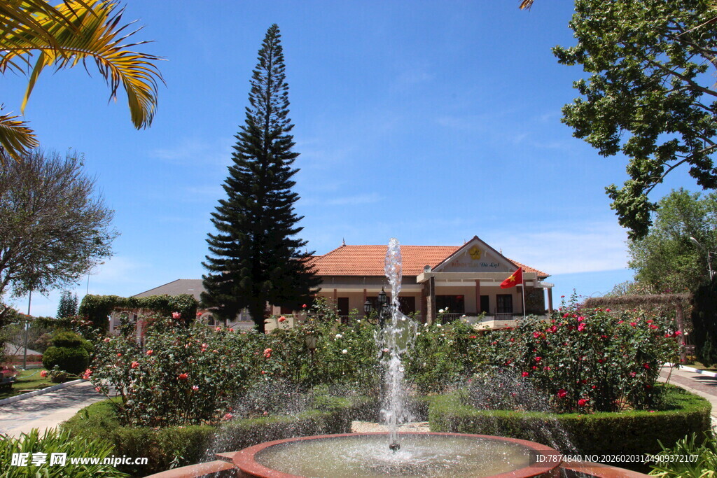 越南庭院喷泉旁的美丽建筑