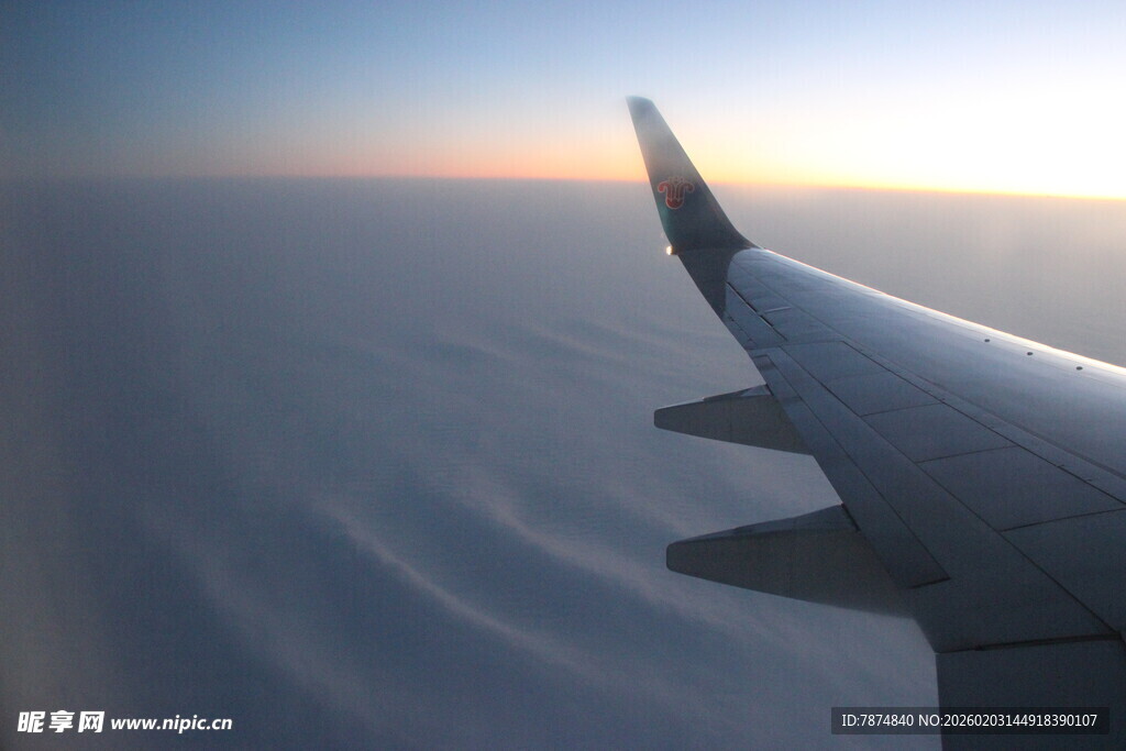 越南飞机机翼上的壮丽天际