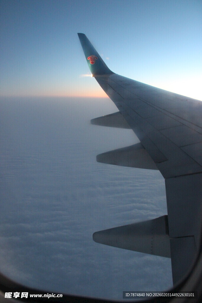 越南飞机机翼下的云端美景