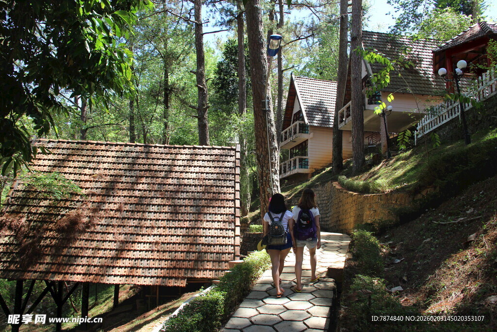 越南林间小径上的徒步者