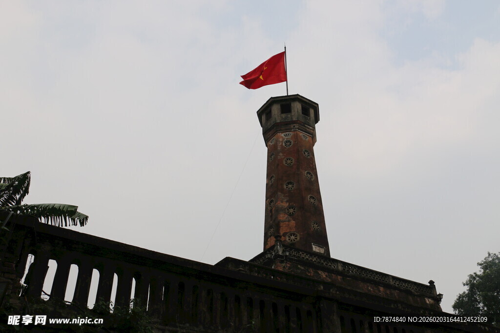 越南古塔顶端飘扬的红旗
