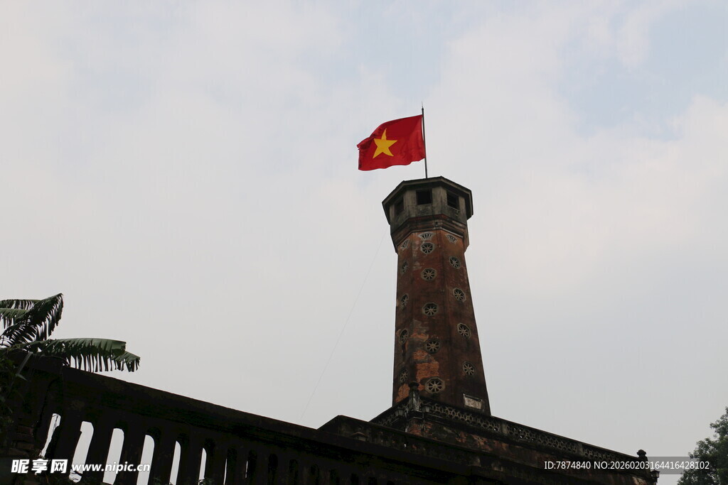 越南红砖塔上飘扬的红旗