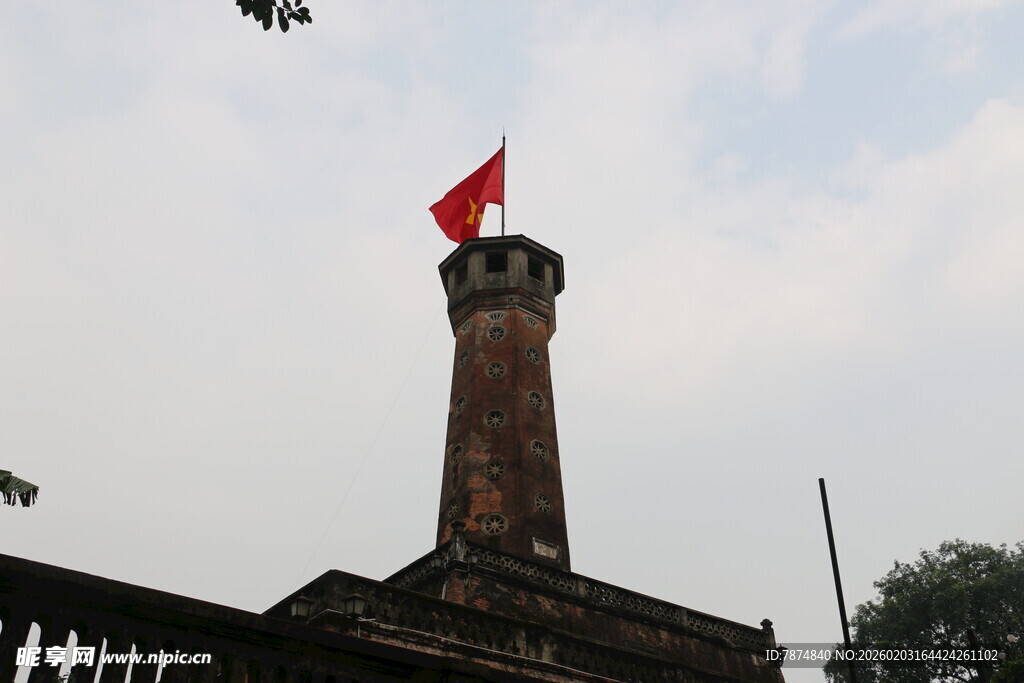 越南红砖塔上飘扬的红旗