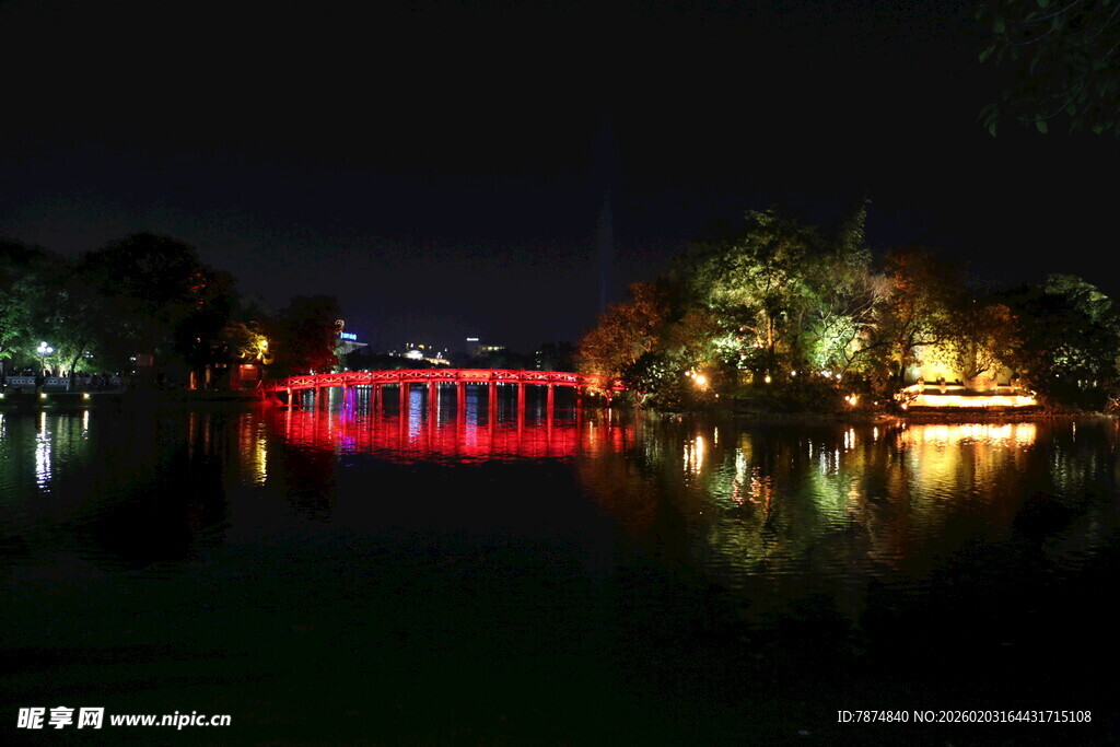 越南夜晚河畔绚丽灯光倒影