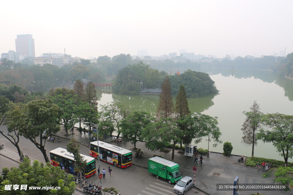 越南湖边城市风景 车辆行人相伴