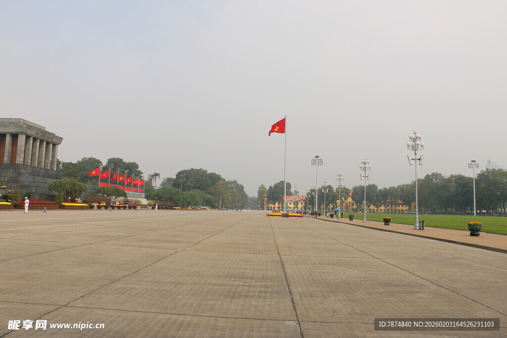 越南宽阔广场飘扬鲜艳红旗