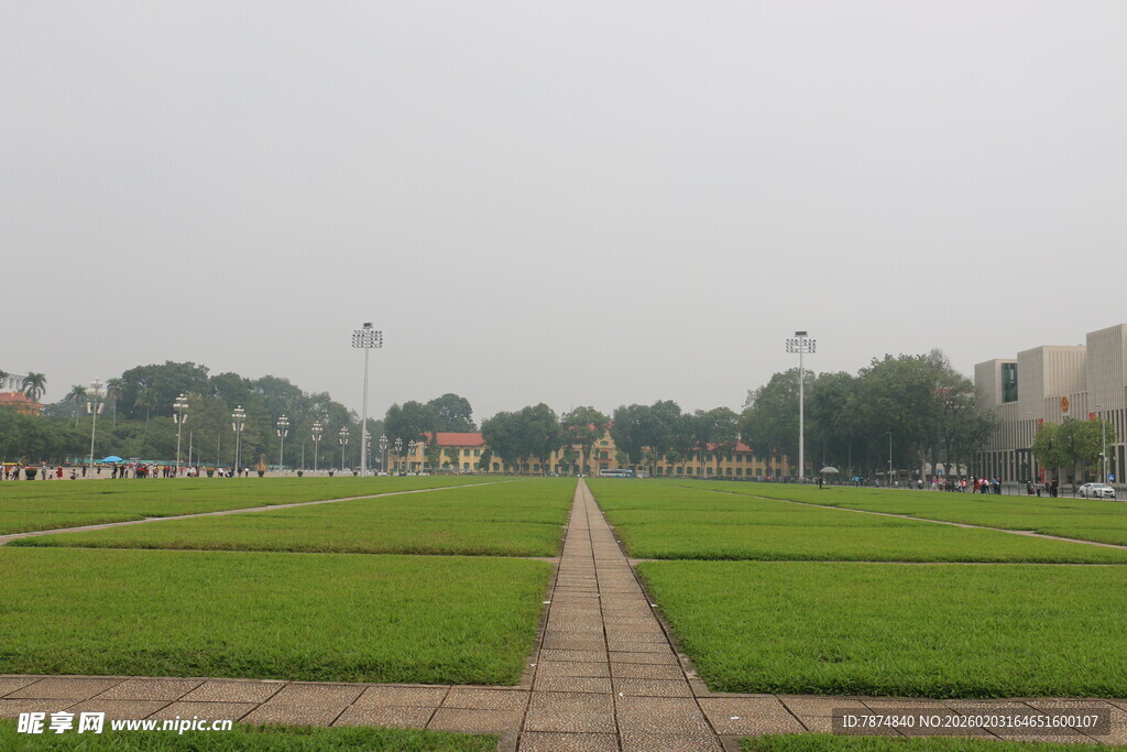 越南宽阔草坪中的笔直步道