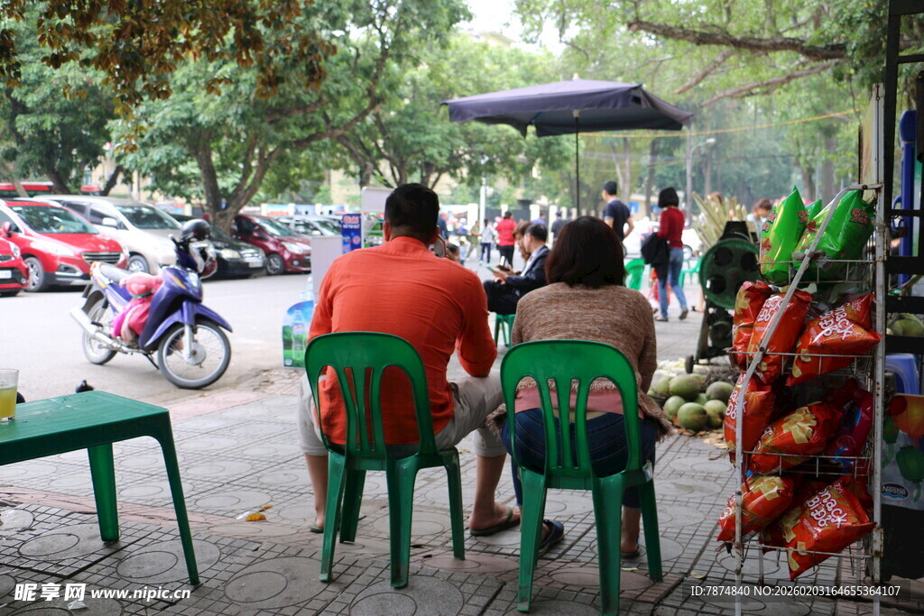 越南街头水果摊前的悠闲时光