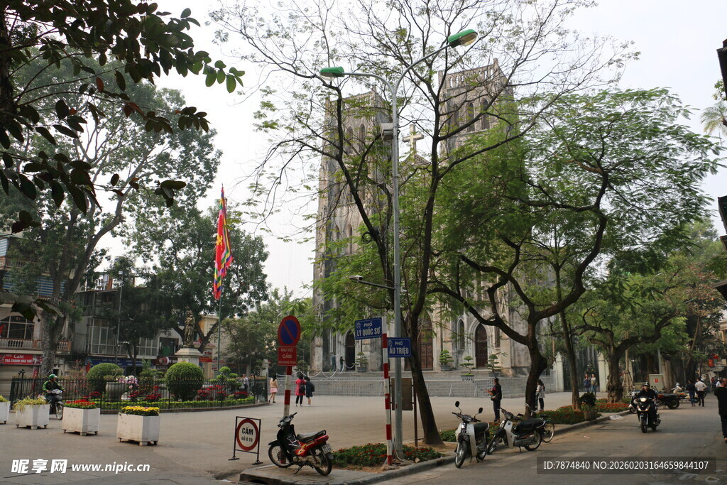 越南城市街道旁的休闲场景