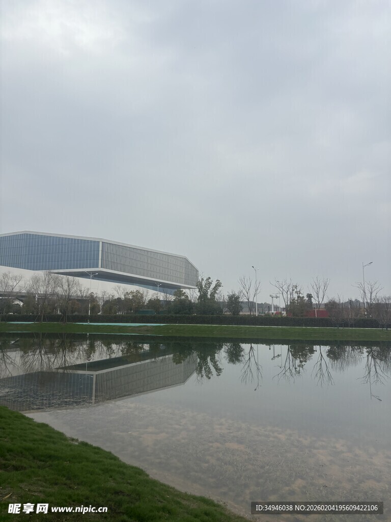 现代建筑旁的静谧水域
