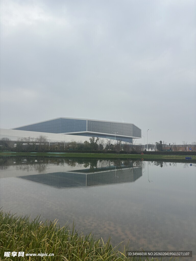 湖畔现代建筑倒影美景