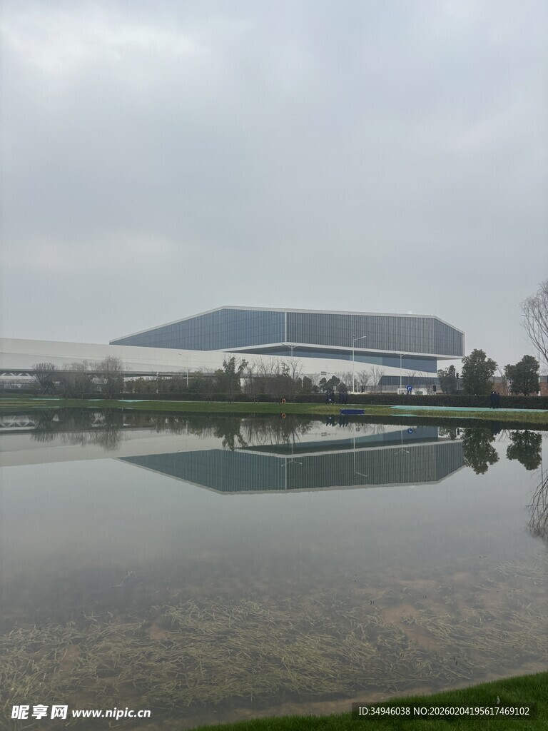 湖畔现代建筑倒影美景