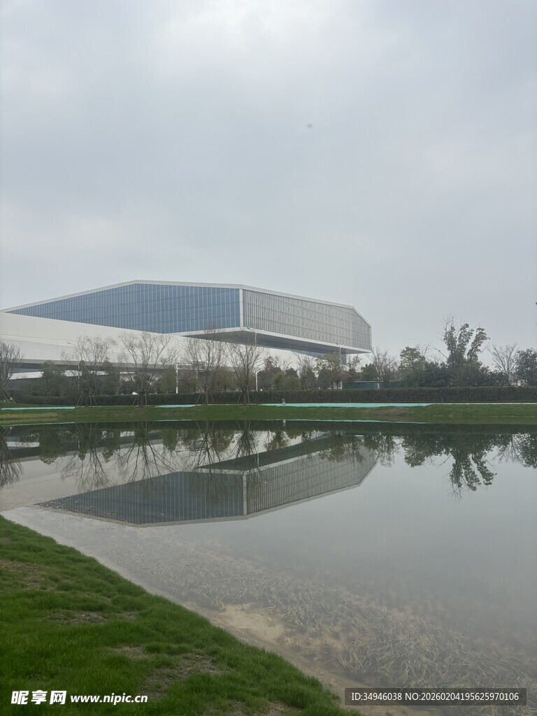 湖边现代建筑倒影美景