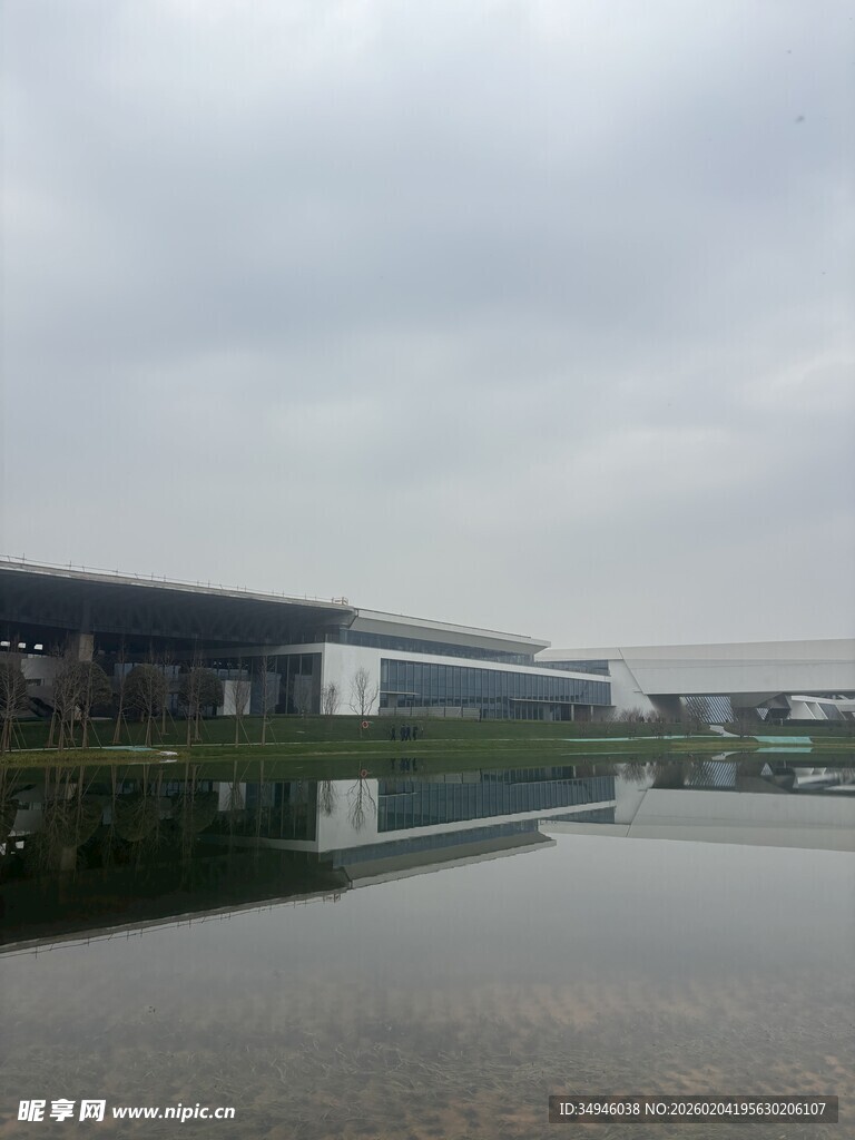 现代建筑旁的平静水面