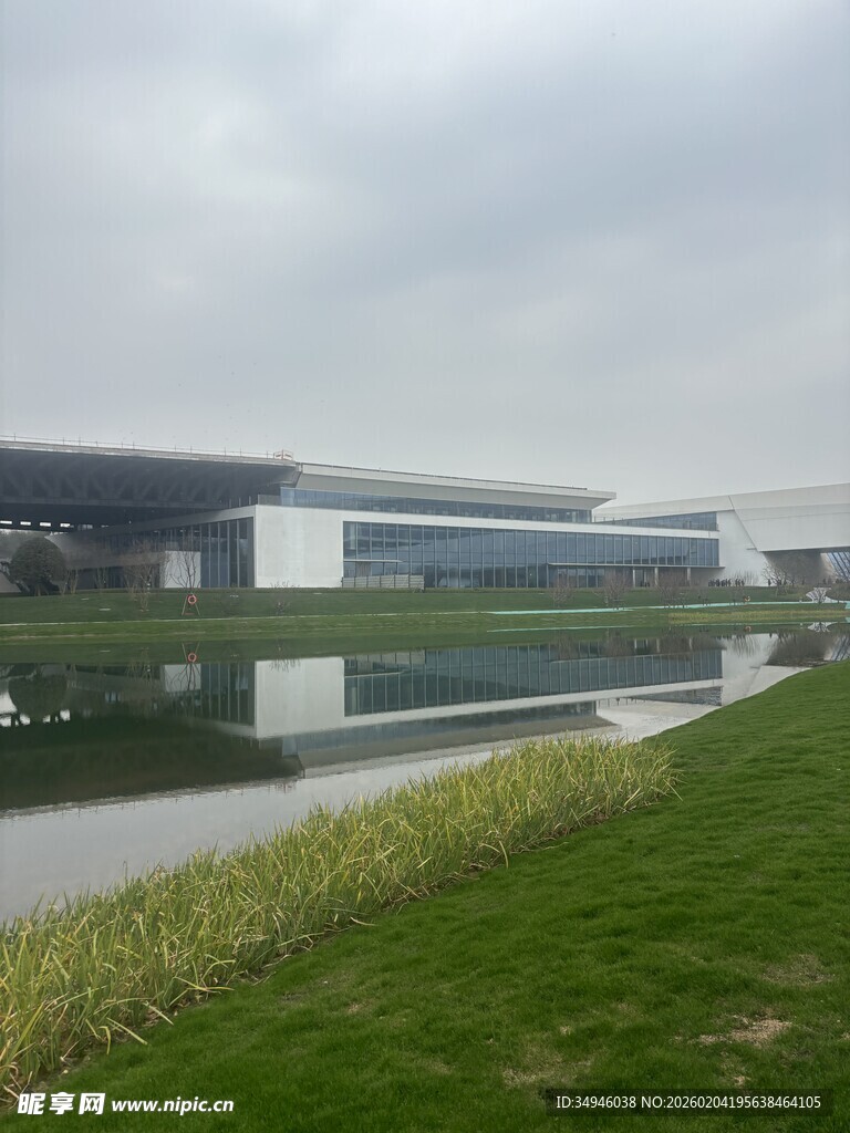 现代建筑旁的绿地与水景