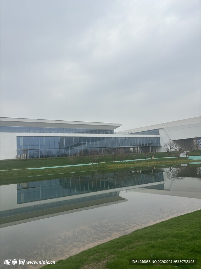 现代建筑旁的水景绿地