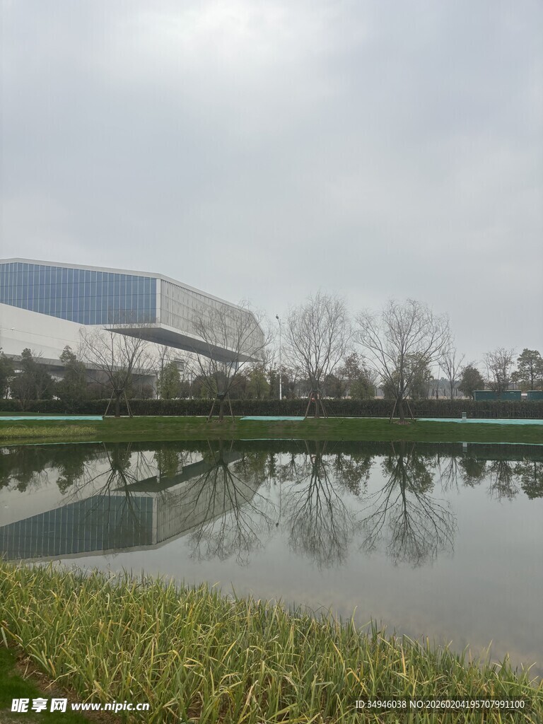 湖畔建筑倒影风景如画