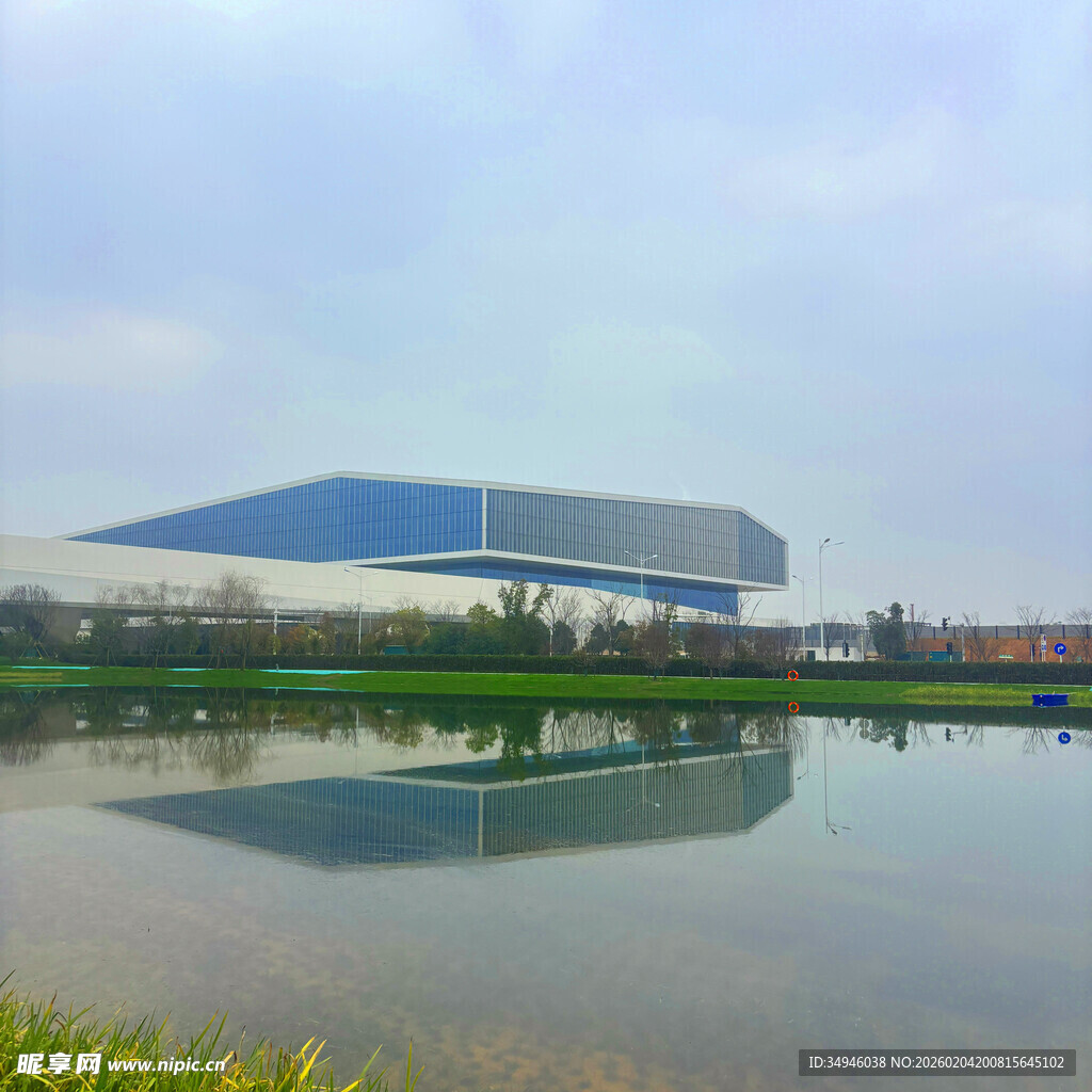 工厂倒影于平静水面景观