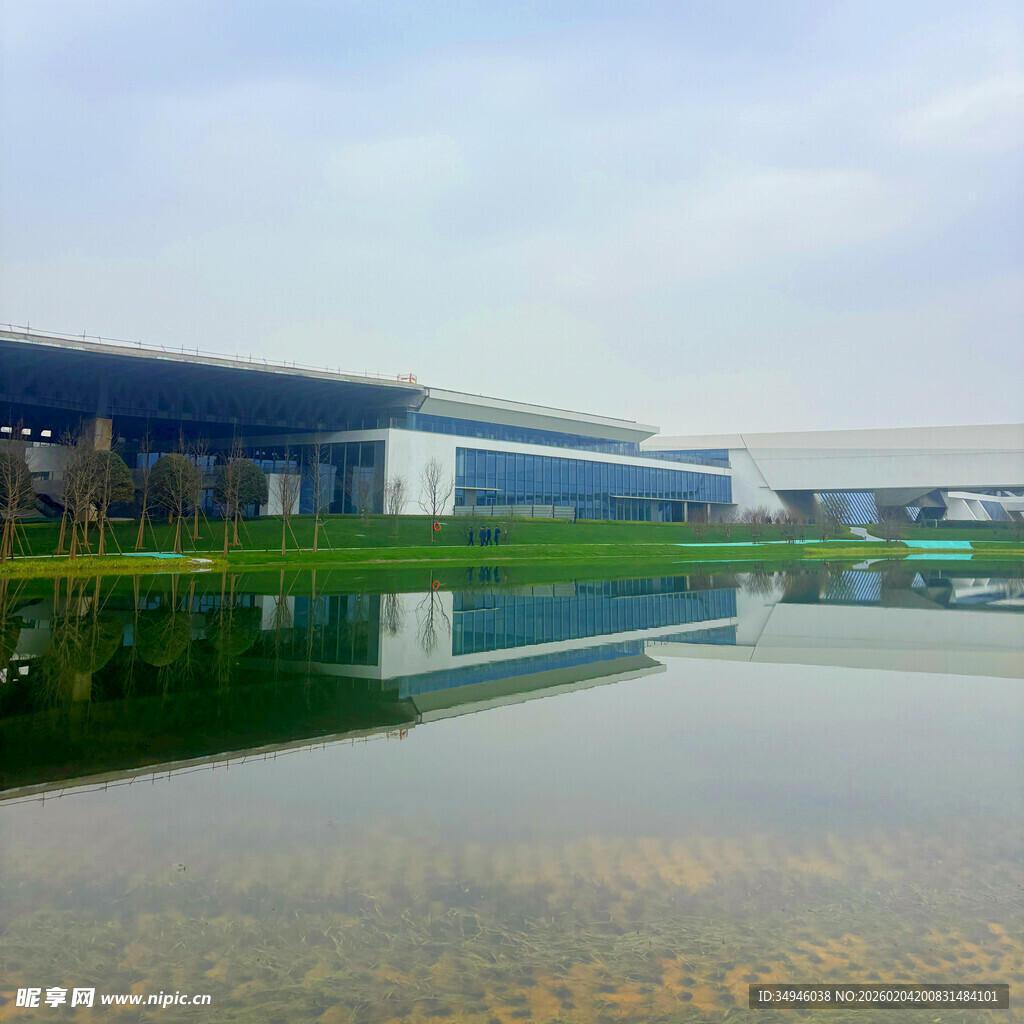 湖畔现代建筑景观倒影