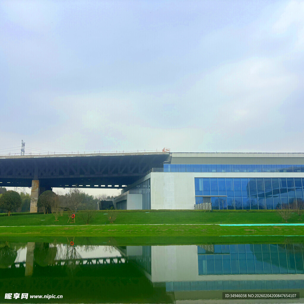 现代建筑与水景相映成趣