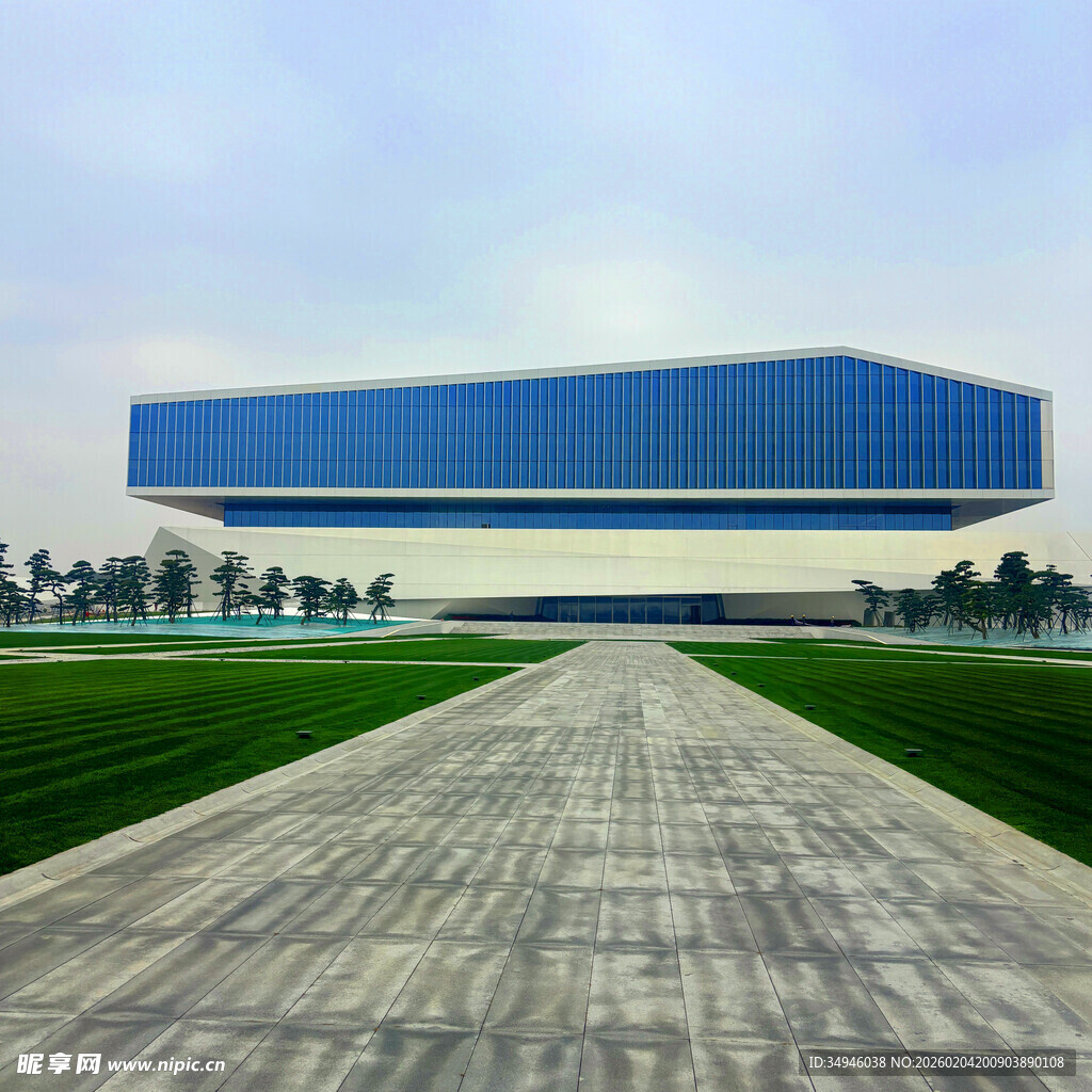 现代风格建筑前的宽阔步道