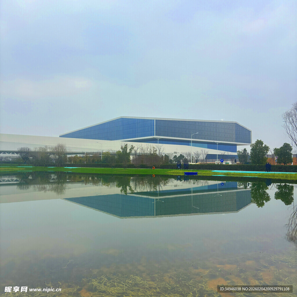 湖边工厂建筑倒影景观