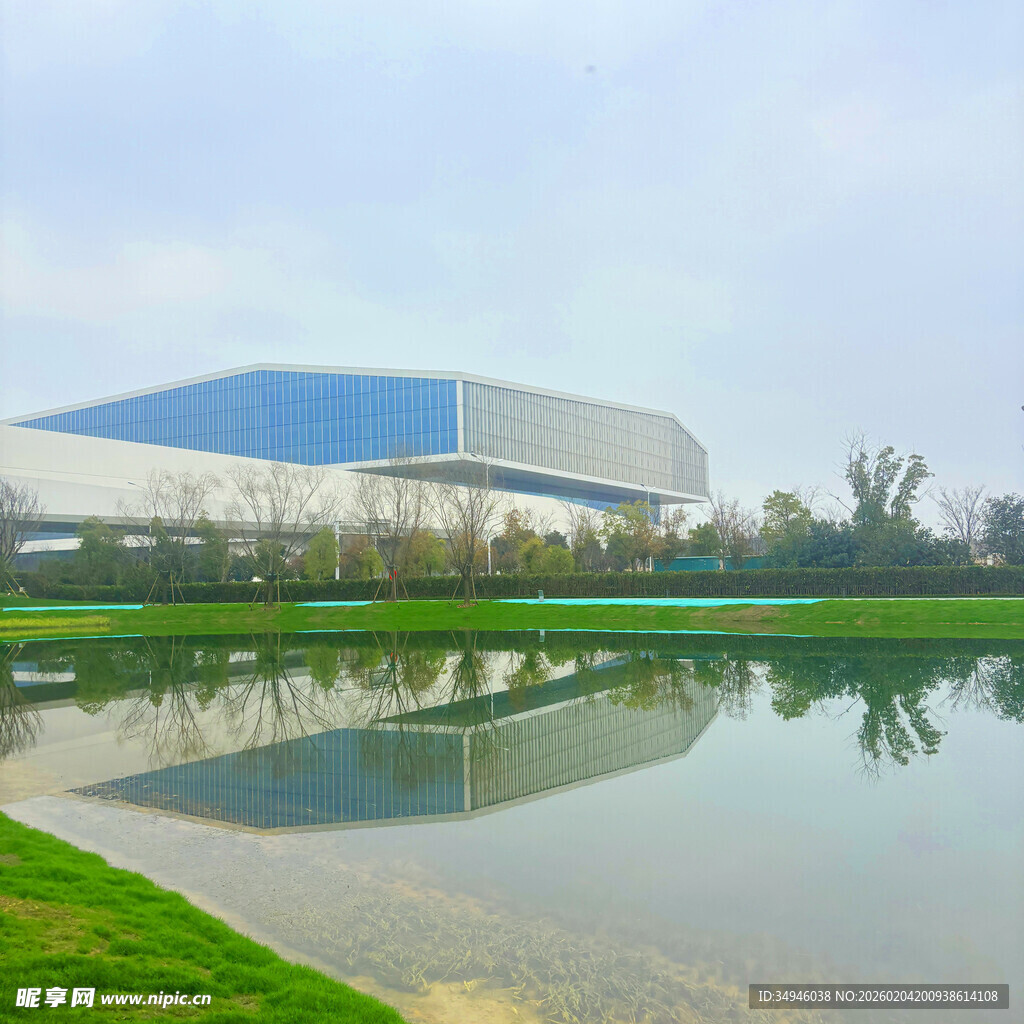 现代建筑与湖景相映成趣