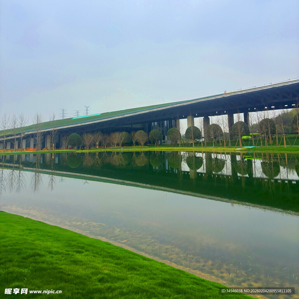 河畔高架桥与绿地美景