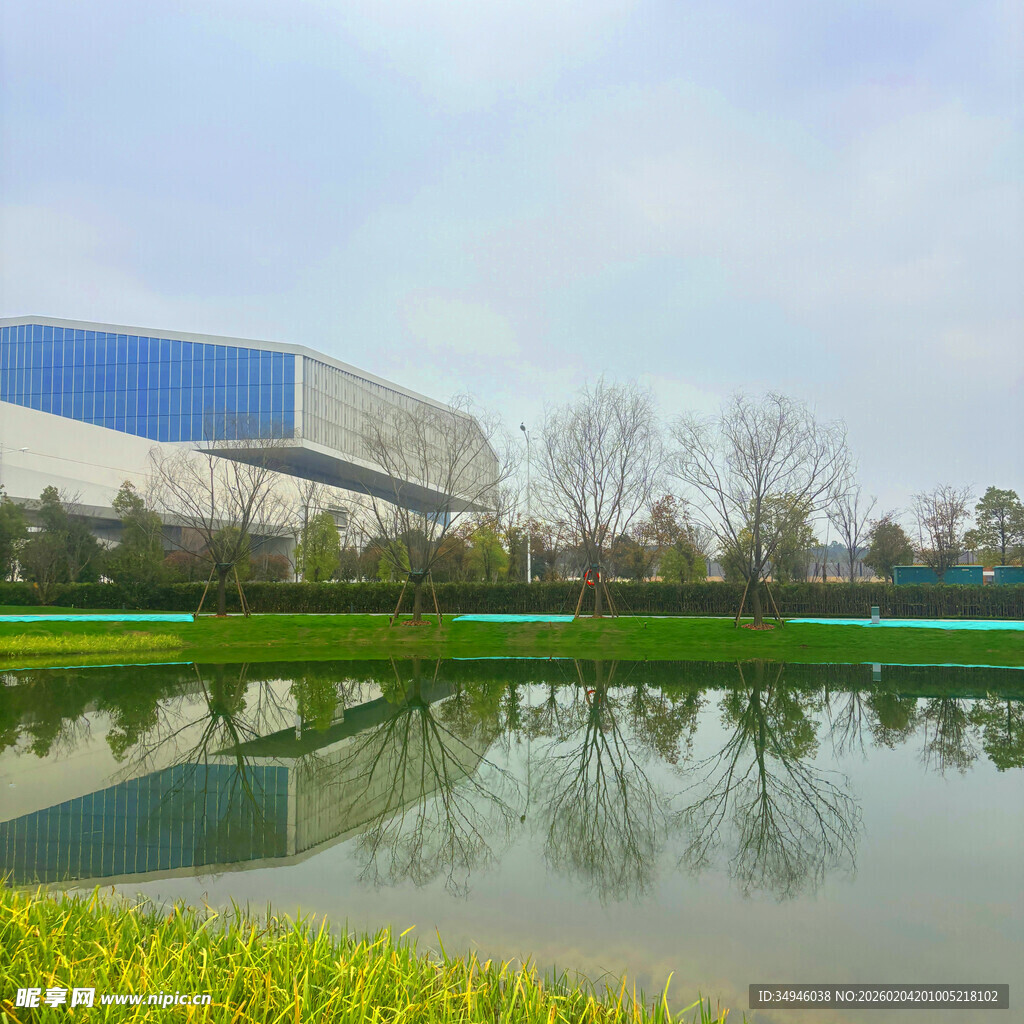 湖畔工厂倒影风景如画