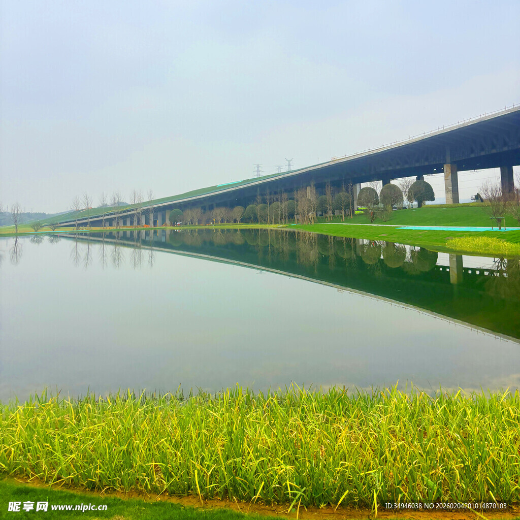 河畔长桥映绿水