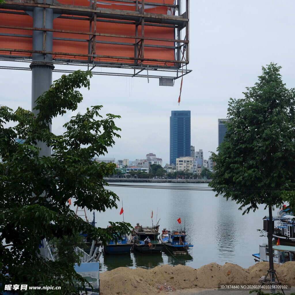 越南江边城市风景