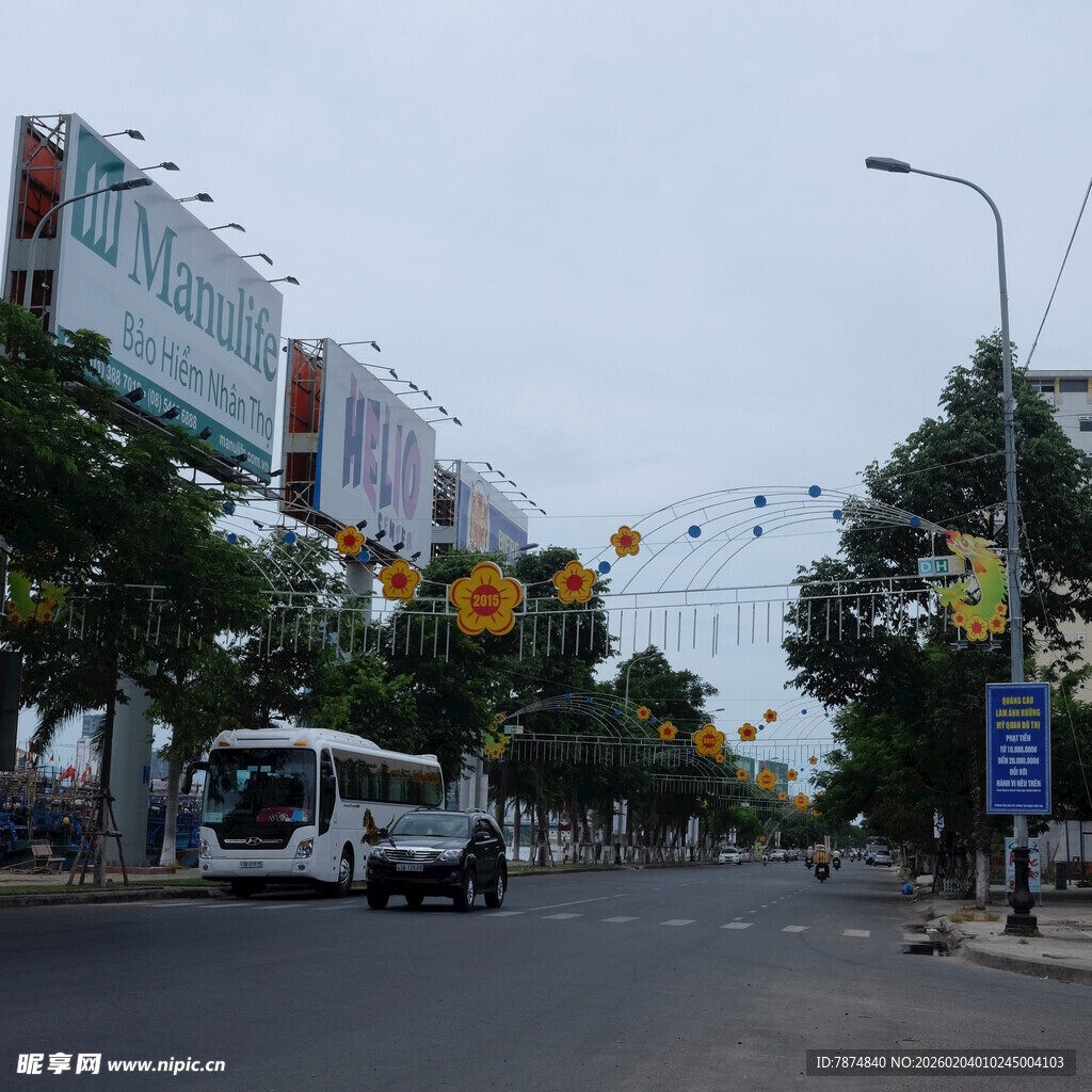 越南街道装饰着节日彩灯