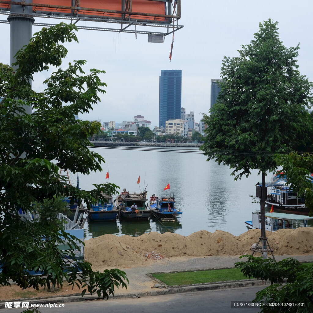 越南河畔风景 船只与城市建筑
