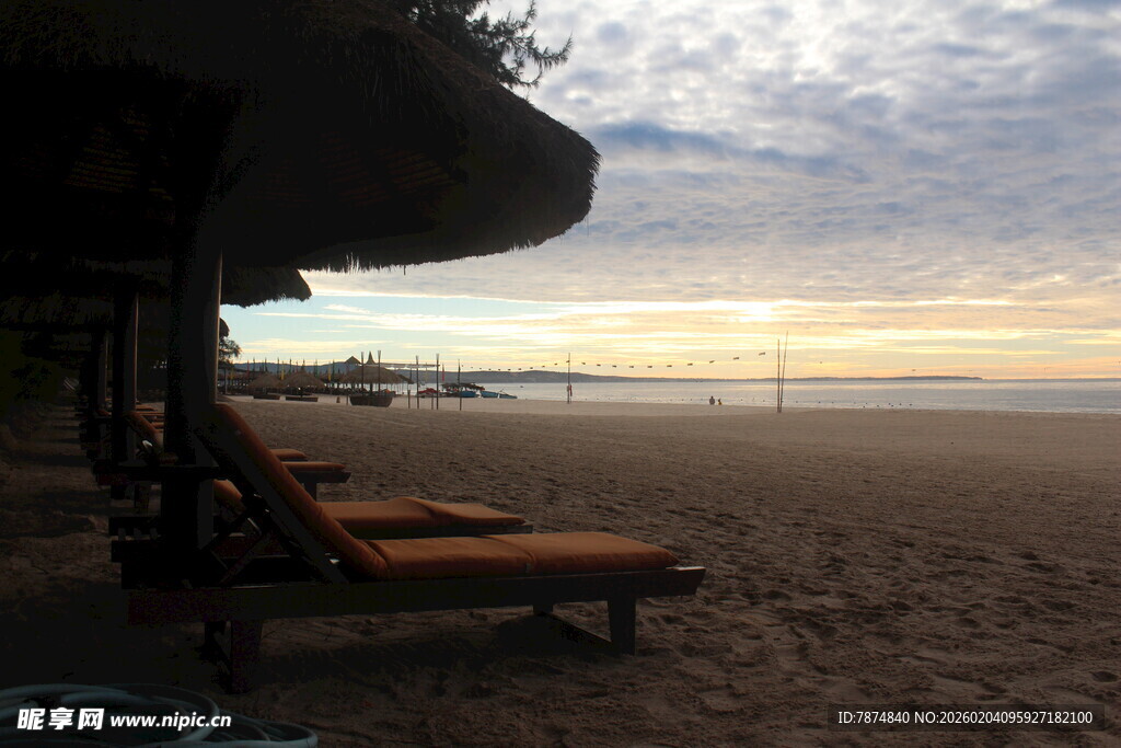 越南海滩日落时的休闲躺椅
